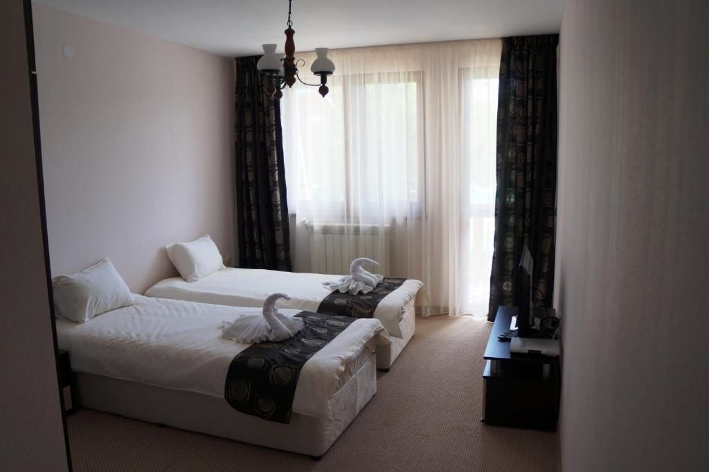 Отель Family Hotel KrisBo Donkovtsi