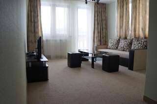 Отель Family Hotel KrisBo Donkovtsi Двухместный номер Делюкс с 1 кроватью или 2 отдельными кроватями и видом на озеро-9