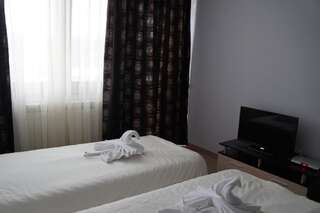 Отель Family Hotel KrisBo Donkovtsi Двухместный номер Делюкс с 1 кроватью или 2 отдельными кроватями и видом на озеро-10